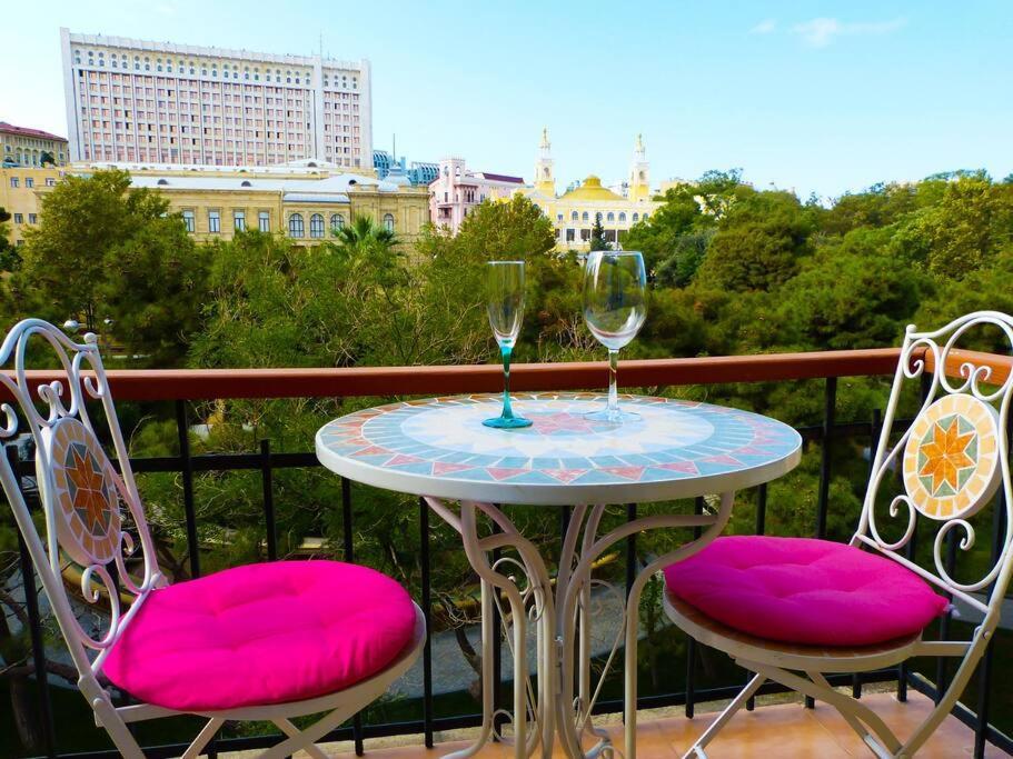 Live-Inn Stunning Apartment On Azneft Sq With President Palace & Old City Views Bakoe Buitenkant foto