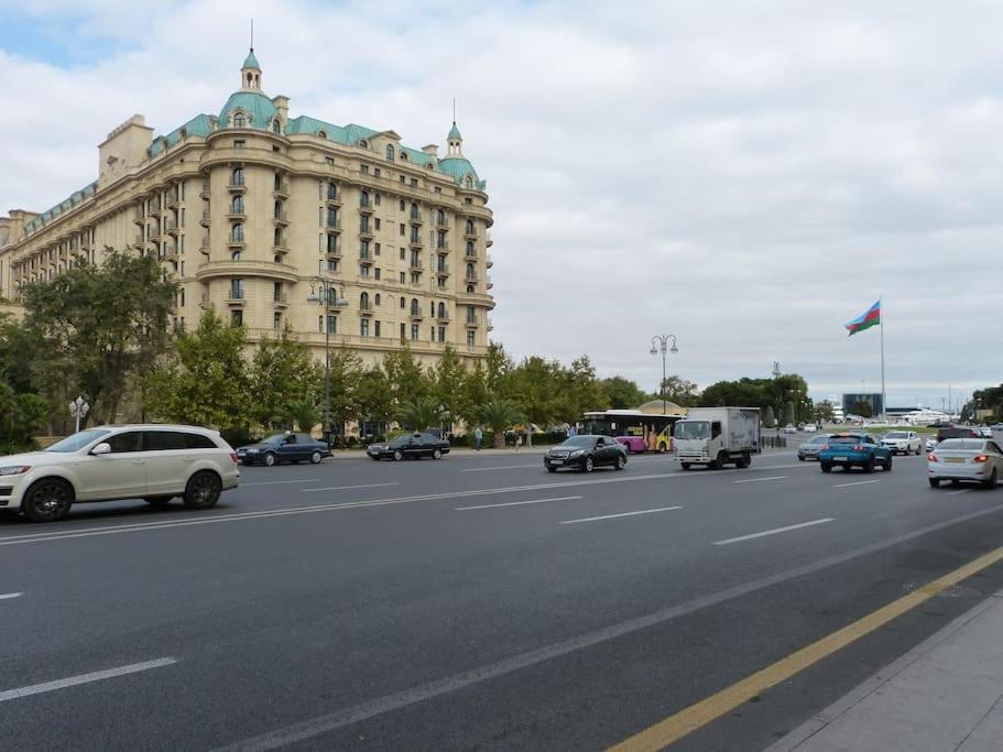 Live-Inn Stunning Apartment On Azneft Sq With President Palace & Old City Views Bakoe Buitenkant foto