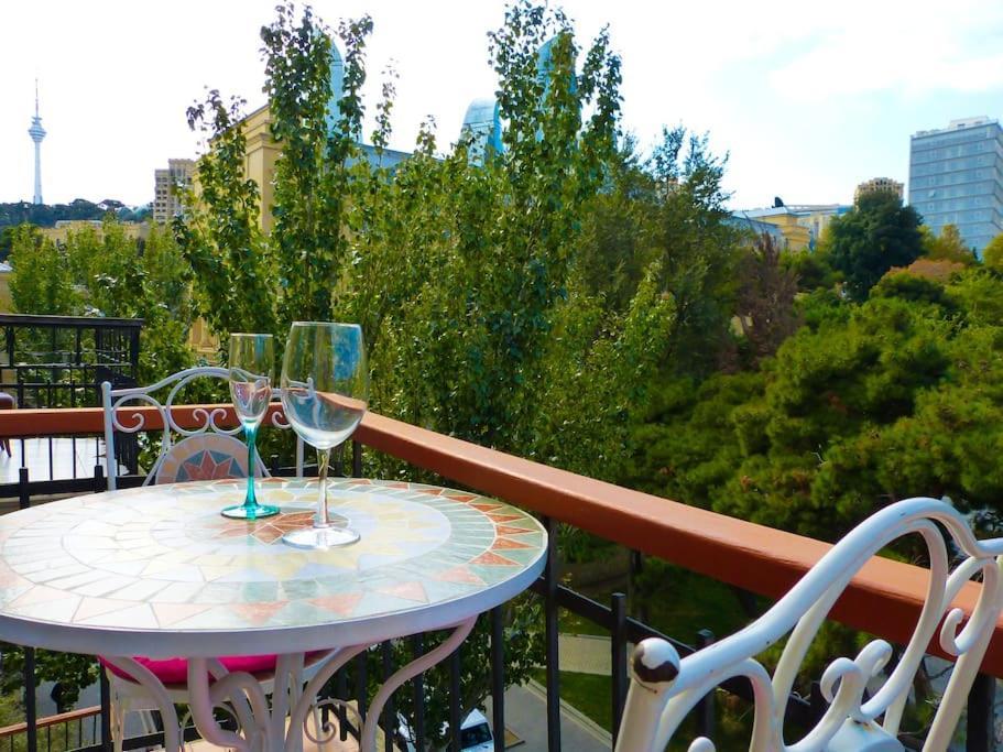 Live-Inn Stunning Apartment On Azneft Sq With President Palace & Old City Views Bakoe Buitenkant foto