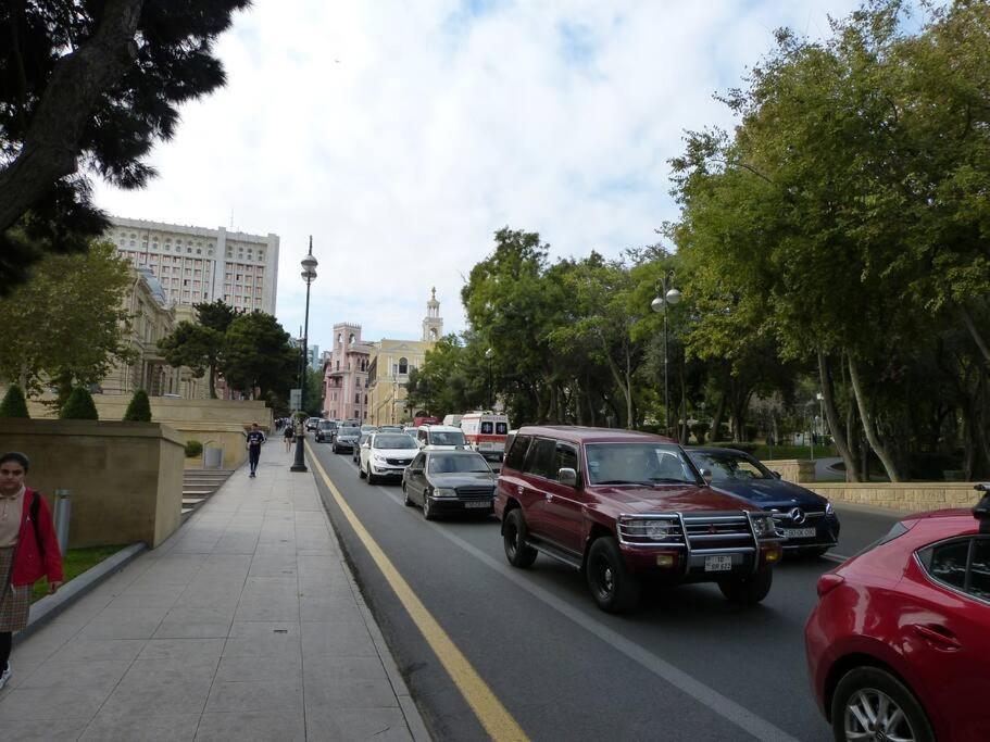Live-Inn Stunning Apartment On Azneft Sq With President Palace & Old City Views Bakoe Buitenkant foto