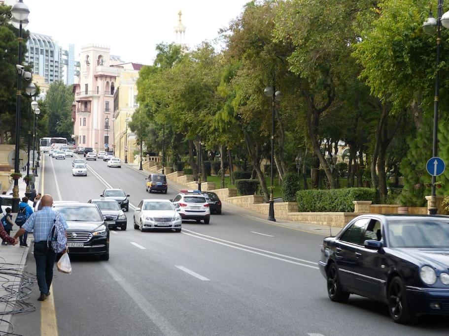 Live-Inn Stunning Apartment On Azneft Sq With President Palace & Old City Views Bakoe Buitenkant foto