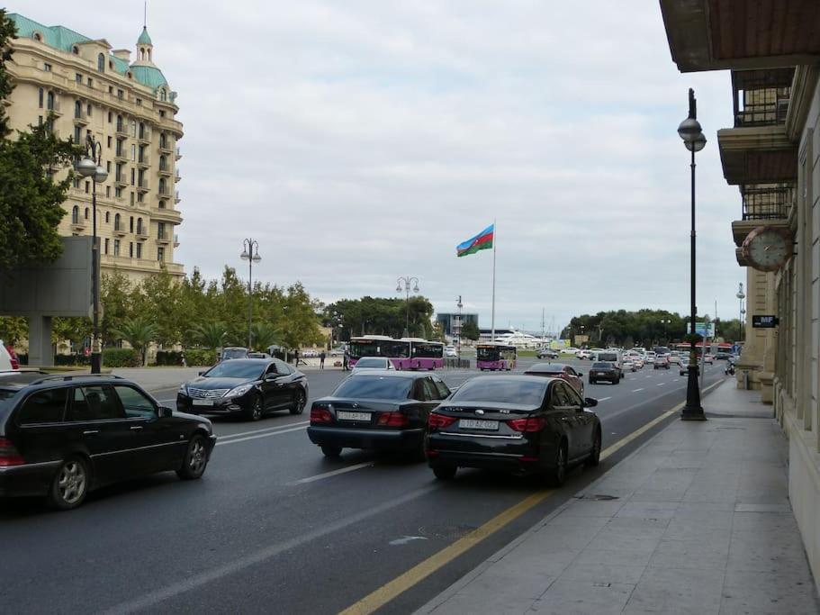 Live-Inn Stunning Apartment On Azneft Sq With President Palace & Old City Views Bakoe Buitenkant foto