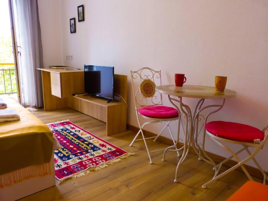 Live-Inn Stunning Apartment On Azneft Sq With President Palace & Old City Views Bakoe Buitenkant foto